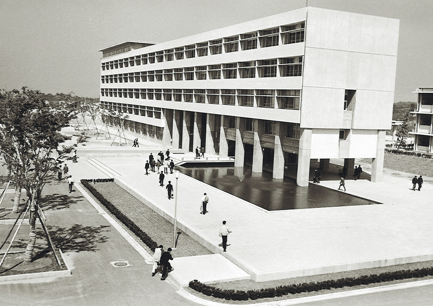9号館が東へ延び、ピロティと池ができた（1967年）
