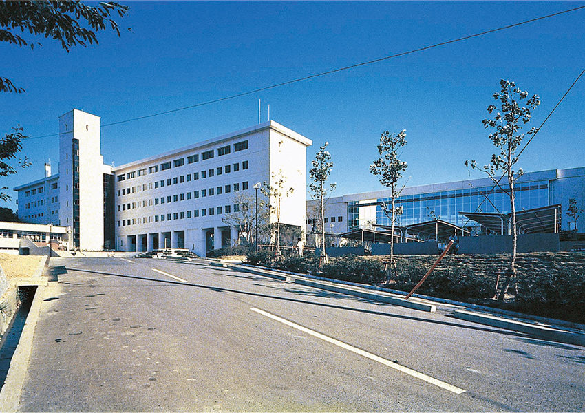 名古屋第一高等学校日進校舎 （右は体育館、中央が本館）