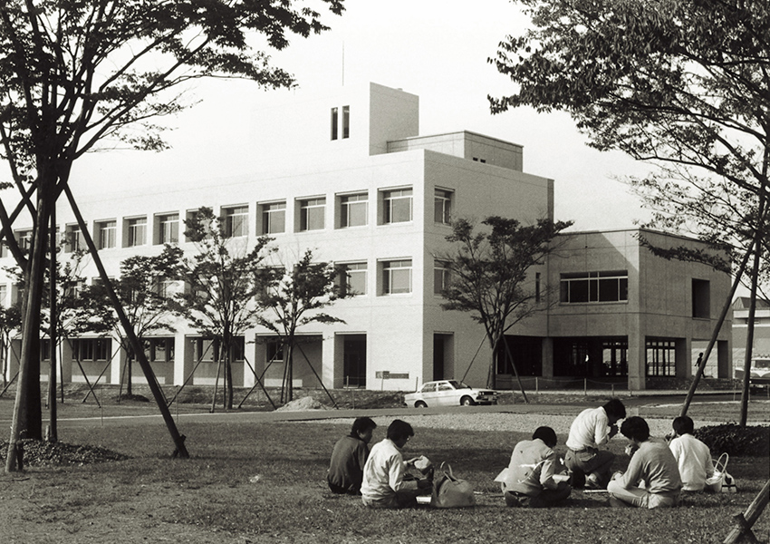 新附属三浦記念図書館全景