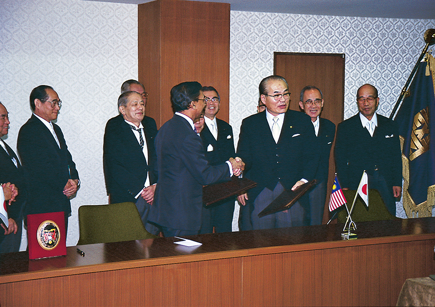 マレーシア科学大学との交流協定締結調印式（1989年11月）