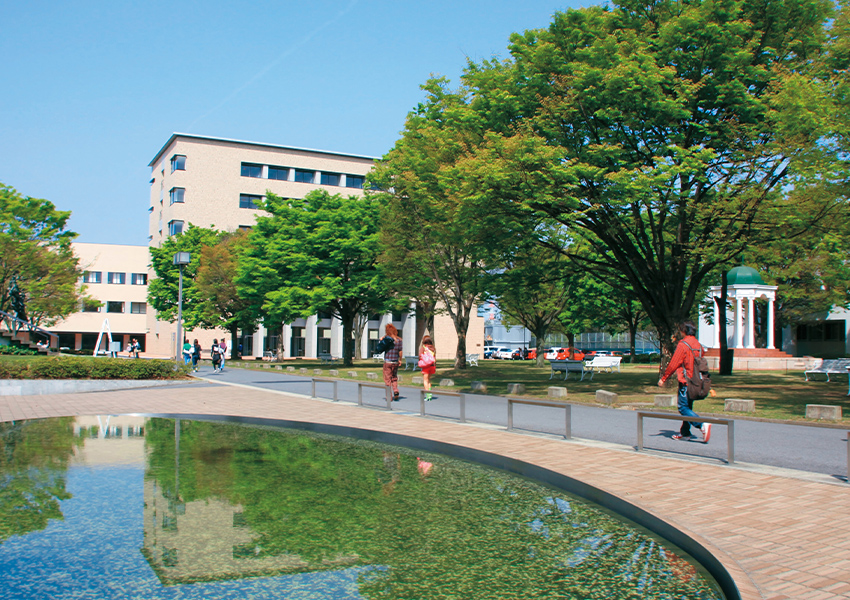 中部大学リサーチセンター前の池と現代教育学部（70・71号館）