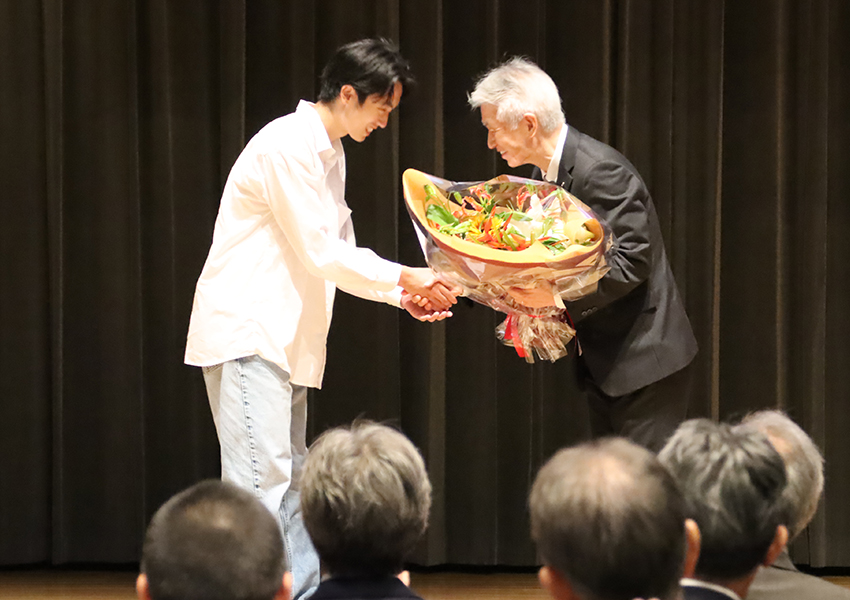 卓球部の学生から花束の贈呈