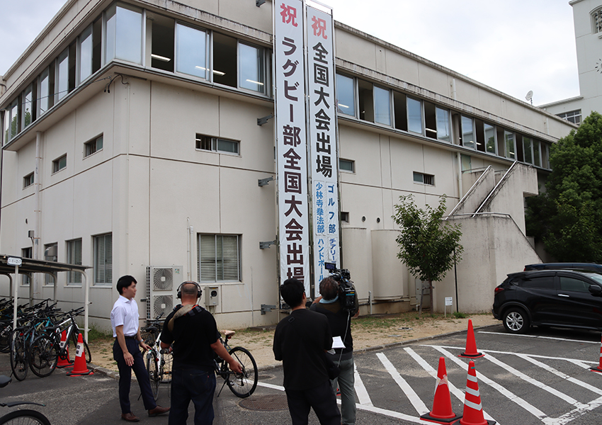 懸垂幕を撮影する様子